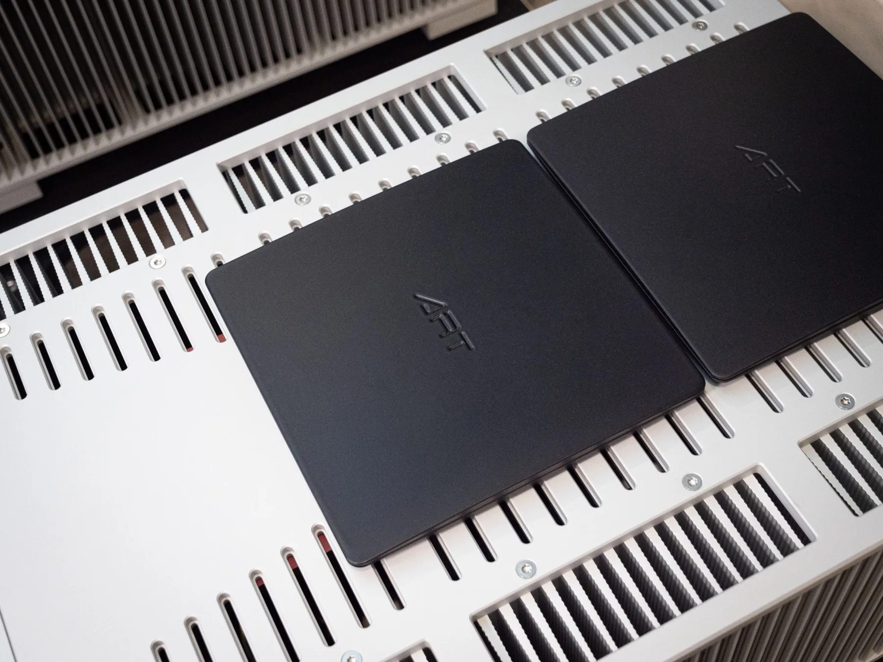 Dual ART 6XS platforms positioned on a reference amplifier